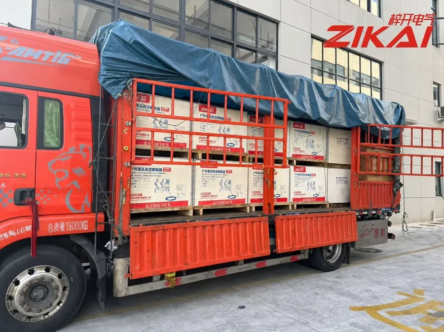 Een volle vrachtwagen met op palen gemonteerde vacuümstroomonderbrekers vertrekt naar Guizhou